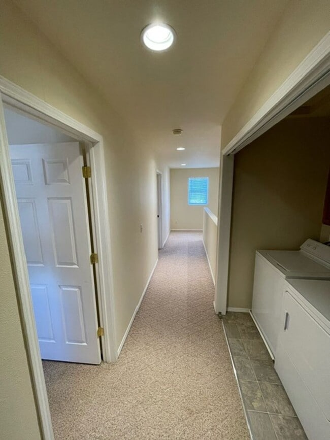 Building Photo - 2 Bedroom 1 1/2 Bathroom - Close to Campus...