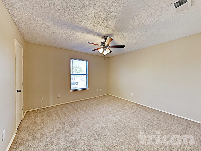 Building Photo - 2036 Talon Dr