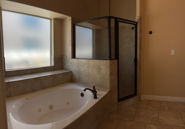 Building Photo - 5545 Manuel Moreno Dr