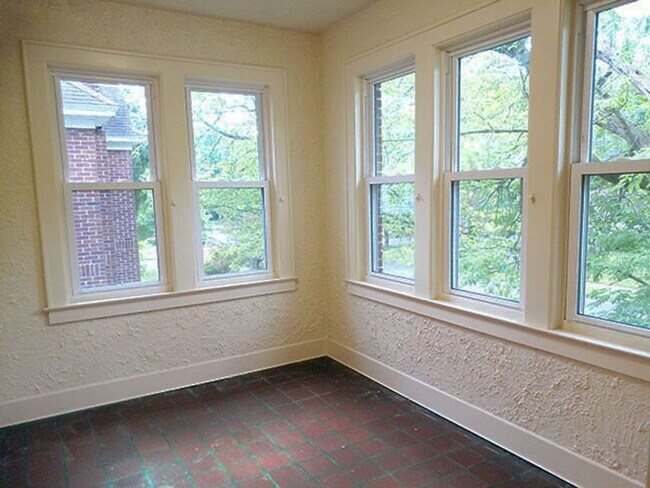 Building Photo - Available 6/1/26 Newly Renovated Spacious ...