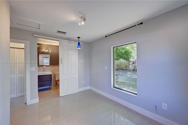 Building Photo - 4617 N Andrews Ave