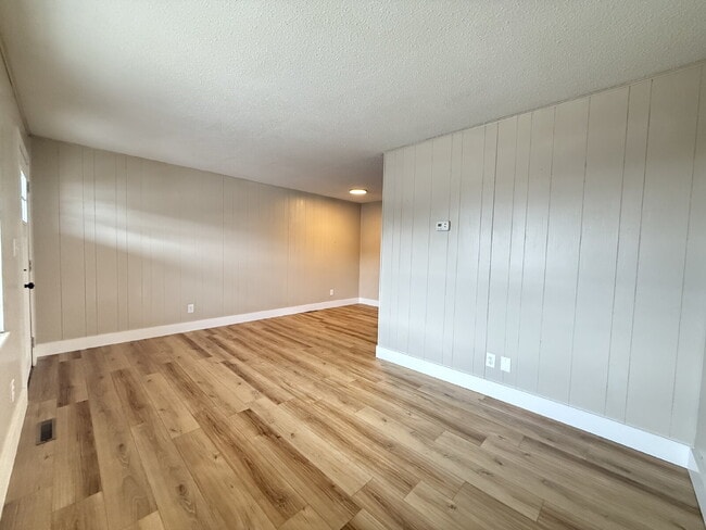 Building Photo - Renovated 1-bedroom, 1-bath apartment feat...