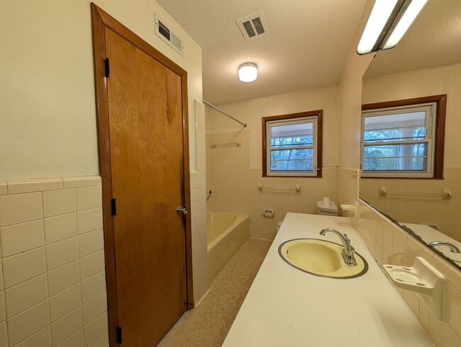Building Photo - MOVE-IN READY! **Move-in Special**$500 off First full months rent