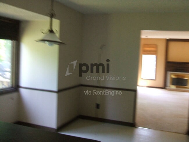 Building Photo - 536 W Ash Ave