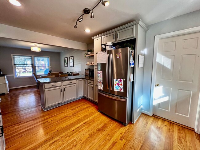 Building Photo - Beautiful All-Brick Ranch in the Heart of Kings Grant!