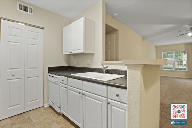 Building Photo - MOVE IN THIS YEAR - FREE MONTH'S RENT IN 1st 90 DAYS!