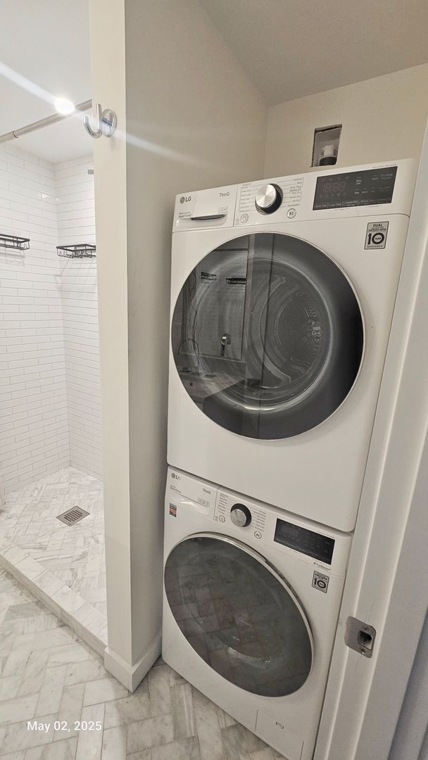 Building Photo - 3 Bed, 2 Bath Apartment in Prime Roosevelt...