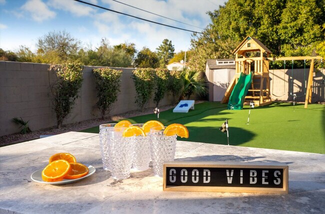 Building Photo - 5604 E Beverly Ln