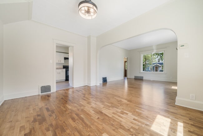 Living/Dining - 907 N Fair St