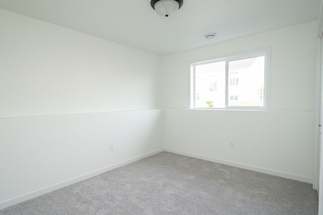 Building Photo - 4 Bed 3 Bath Single Family Home