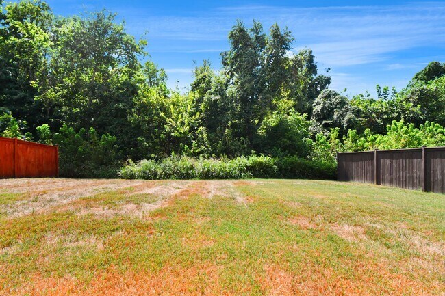 Building Photo - Pet Friendly Three Bedroom with Bonus!