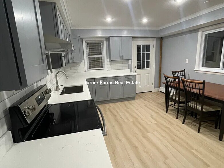Primary Photo - 21 Emery St