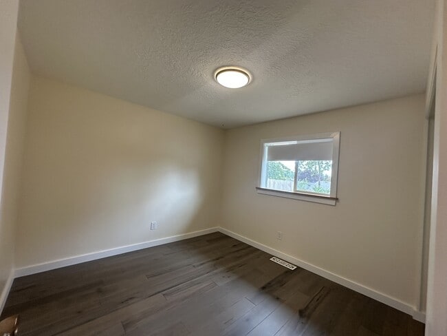 Building Photo - 389 NE Evergreen Ct