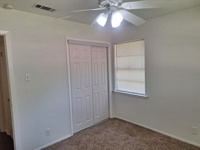 Building Photo - 513 Simmons Dr