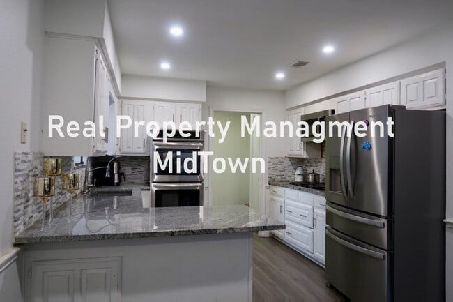 Building Photo - Charming Home Centrally Located in the DFW