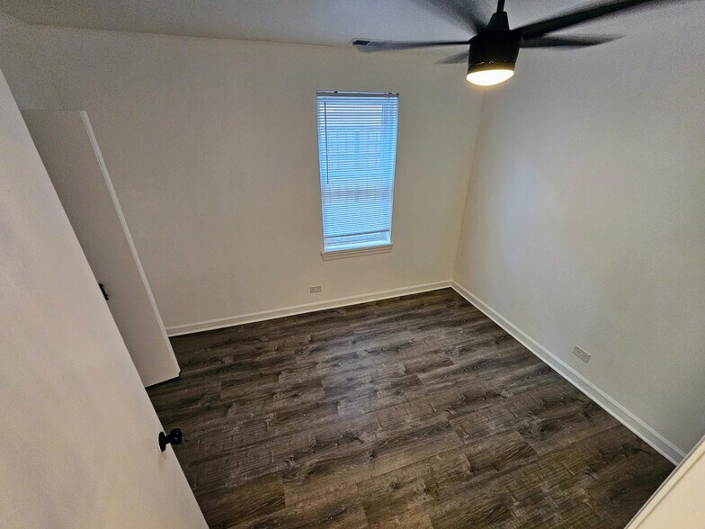 1st bedroom - 3720 S Calumet Ave