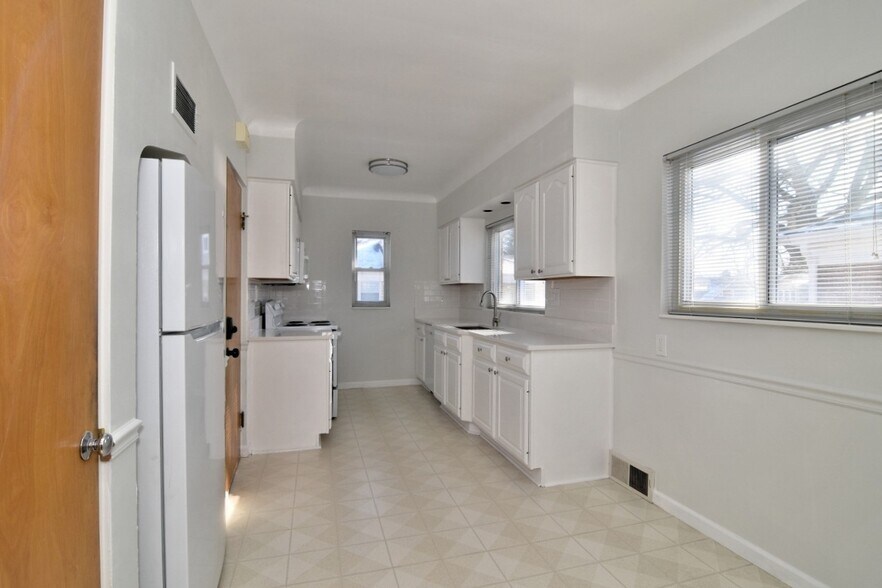 Building Photo - 2025 Riverside Dr