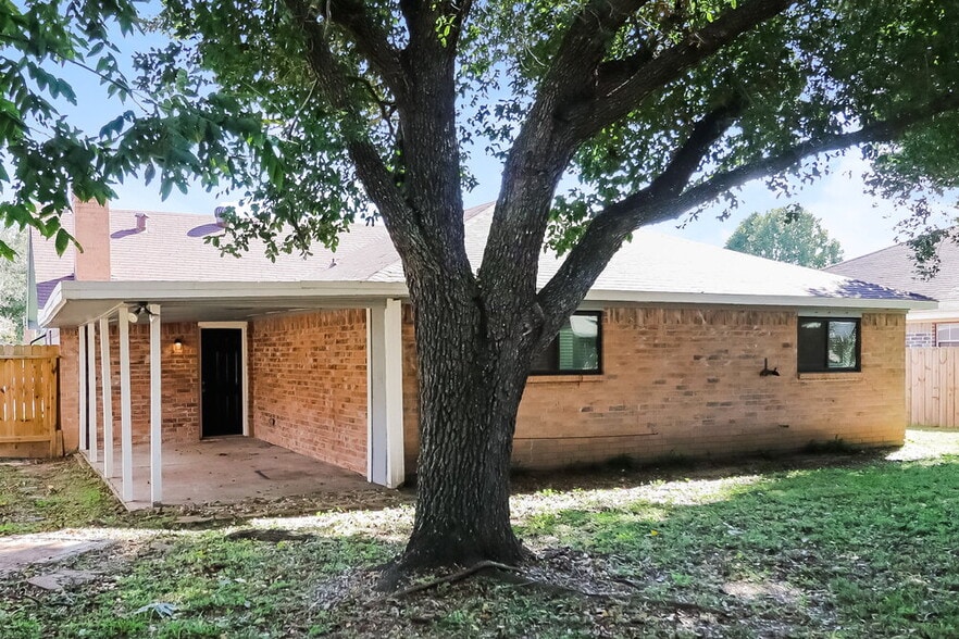 Building Photo - 2118 Maple Cir