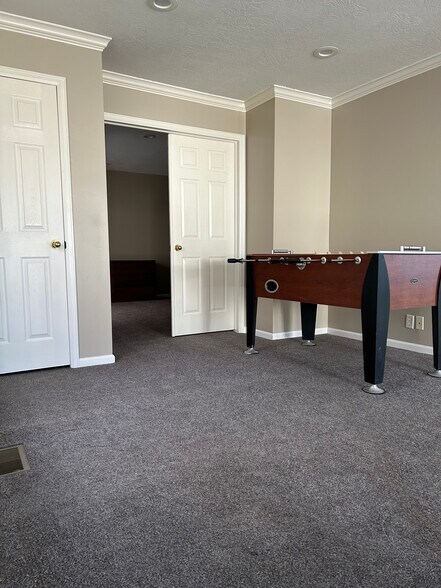 Building Photo - 8333 S Valiant Dr