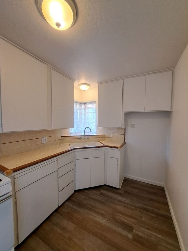 Building Photo - 1291-1295 N. Fruit Ave. (Duplex)