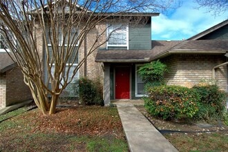 Building Photo - 1015 E Yager Ln