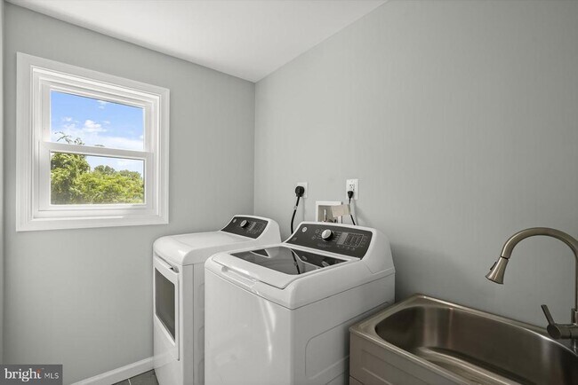 Building Photo - 2917 E Lee Ave