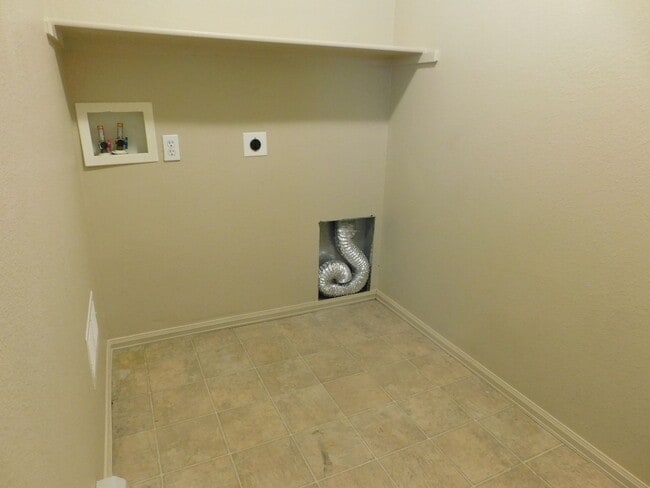 Building Photo - TWO WEEKS FREE RENT!