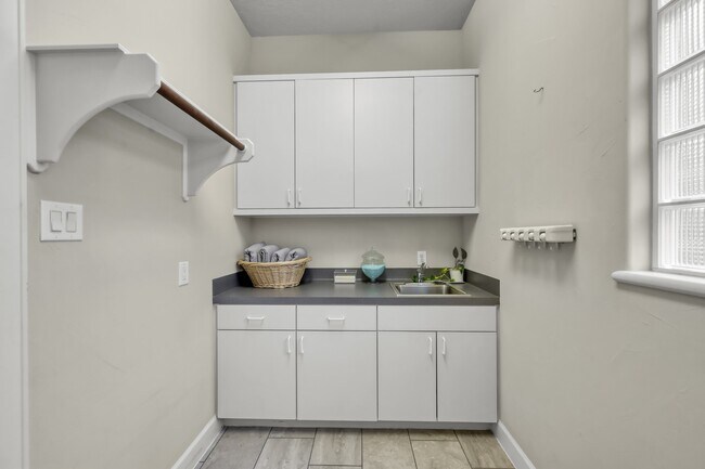 Building Photo - 204 W Pines Dr