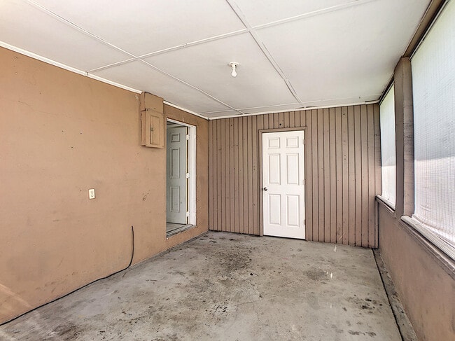 Building Photo - 319 Lucerne Dr