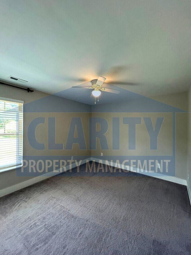 Building Photo - Modern townhome w/ master-on-main!