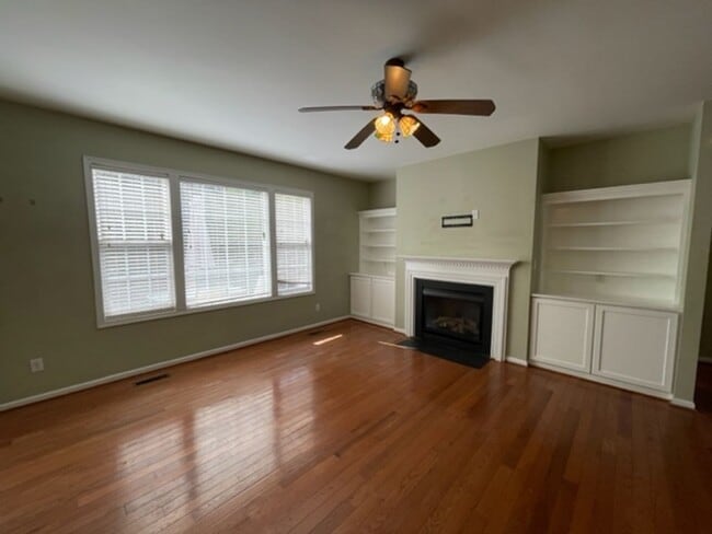 Building Photo - Amazing Hillsborough Home!