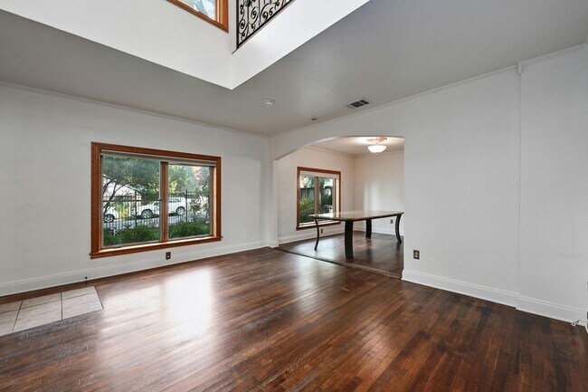 Building Photo - 2829 San Gabriel St
