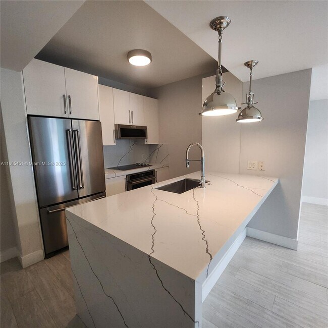Building Photo - 950 Brickell Bay Dr