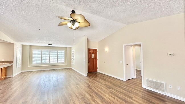 Building Photo - Wonderful Single Story Ranch Style Home on Sprawling Country Property in Vista!