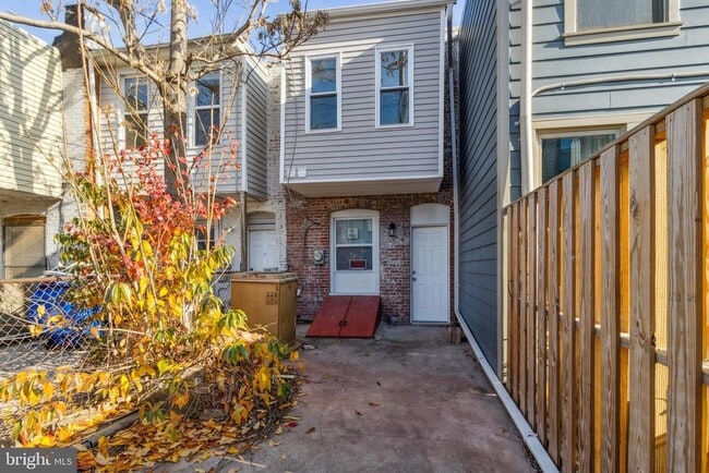 Building Photo - 912 N Milton Ave