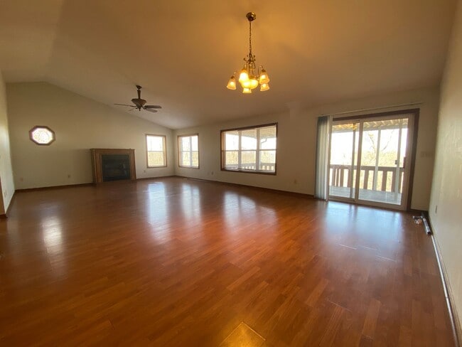 Building Photo - Large 4 Bed /  2 Bath Home