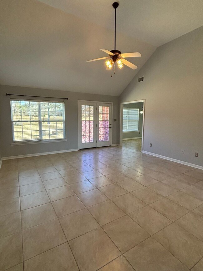 Building Photo - 2026 Lake Forest Dr