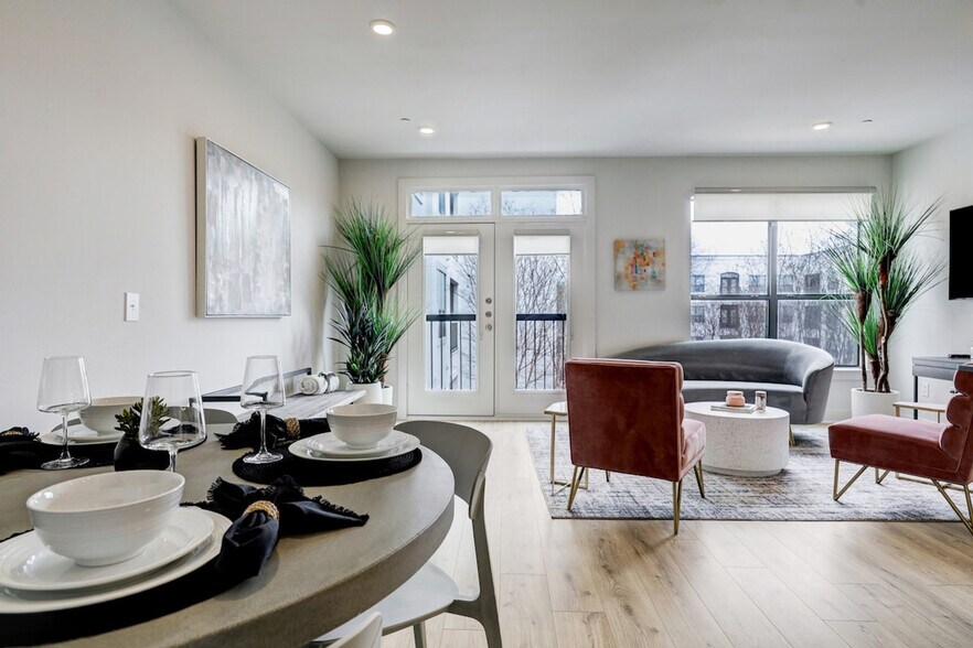 Building Photo - 2137 Pelham Dr