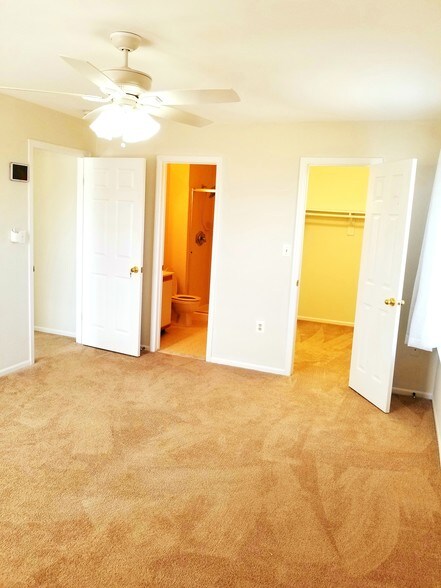 Building Photo - 4 Fairway Ct