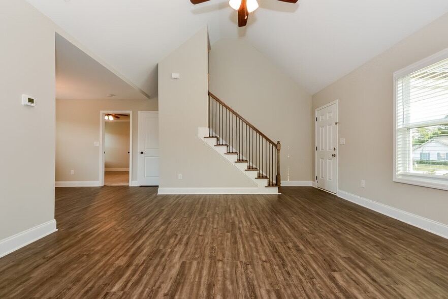 Building Photo - 320 Woodland Ridge Cir