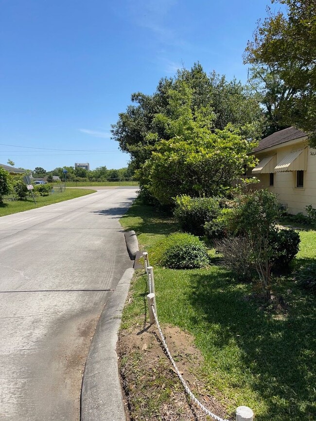 Building Photo - 2 bedrooms 1 bath - Large Yard