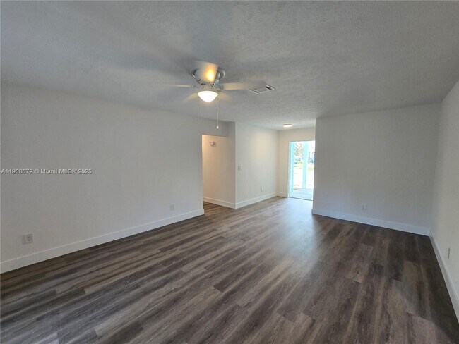 Building Photo - 541 SE Penn Ave