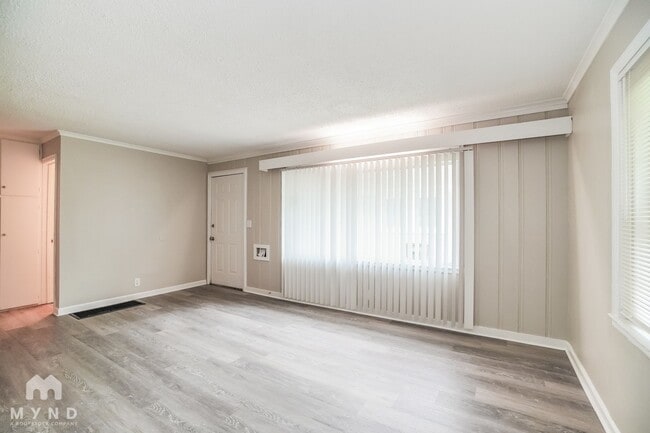 Building Photo - 2389 Hiawatha Park Dr