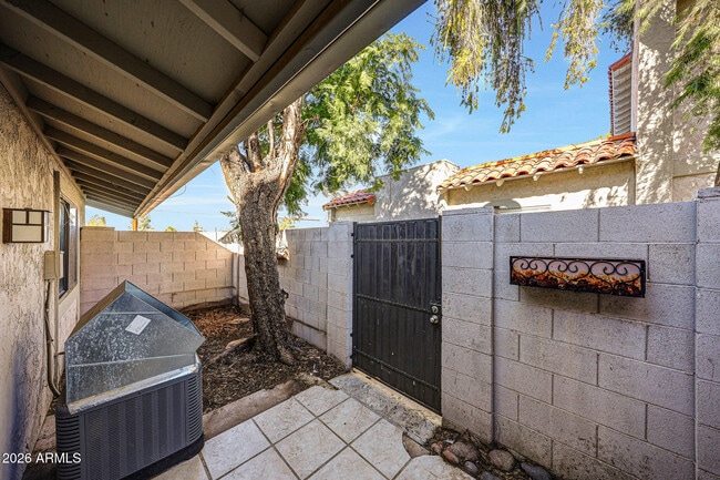 Building Photo - 1001 N Granite Reef Rd