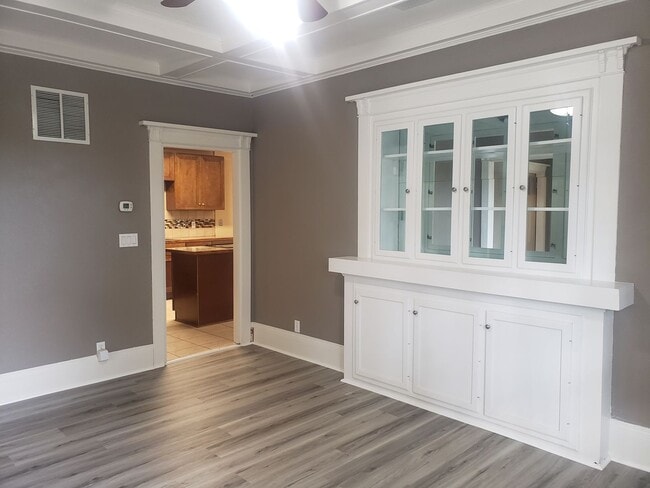 Building Photo - Large Unique House in Milwaukie with Big Fenced Yard