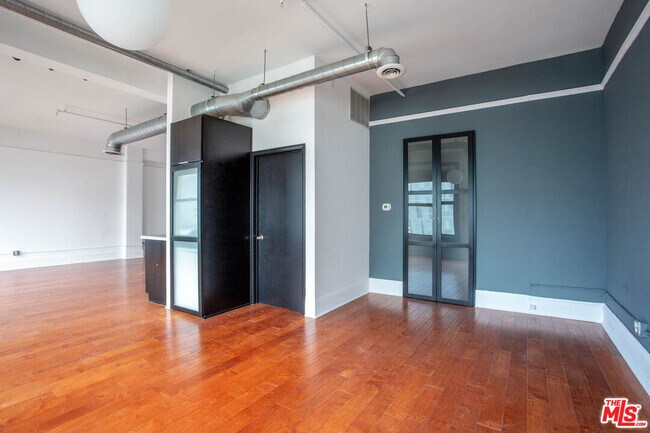 Building Photo - 108 W 2nd St