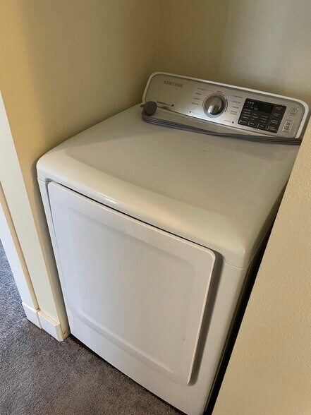 Laundry - 2837 Scott Ave