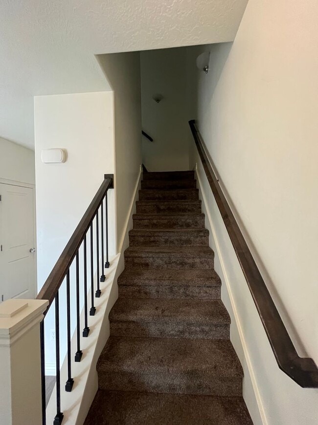 Building Photo - 1 Female Room in a Cute Orem Townhome