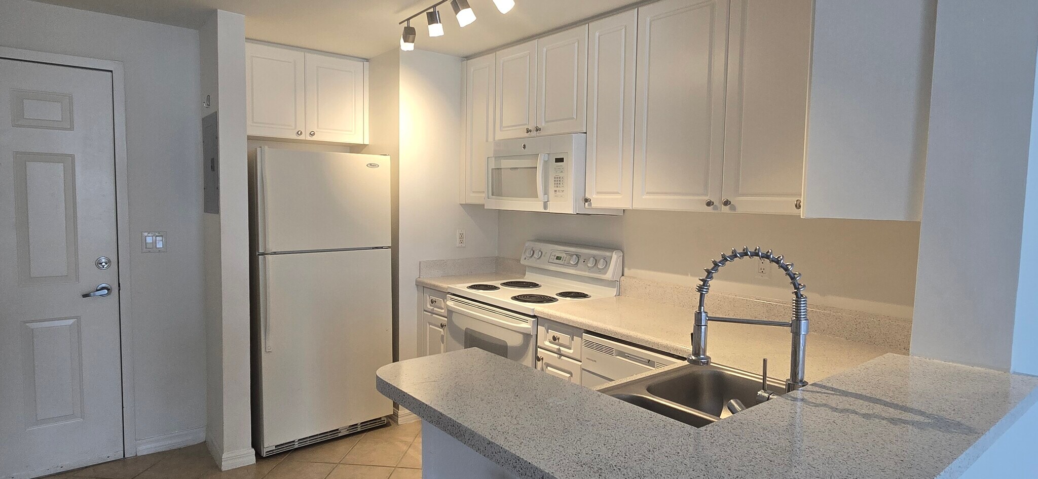 Building Photo - 255 Evernia St