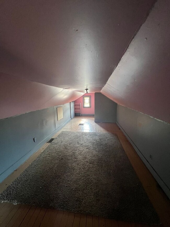 Building Photo - 3 Bedroom Single-Family Home – Freshly Upd...